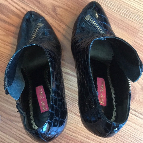 Shoes - Picture 2 of 4